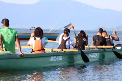 Alunos da escola Luiz Silvar do Prado de Caraguatatuba participam de vivência com canoa havaiana