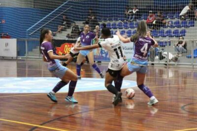 Futsal feminino é atração em Caraguatatuba